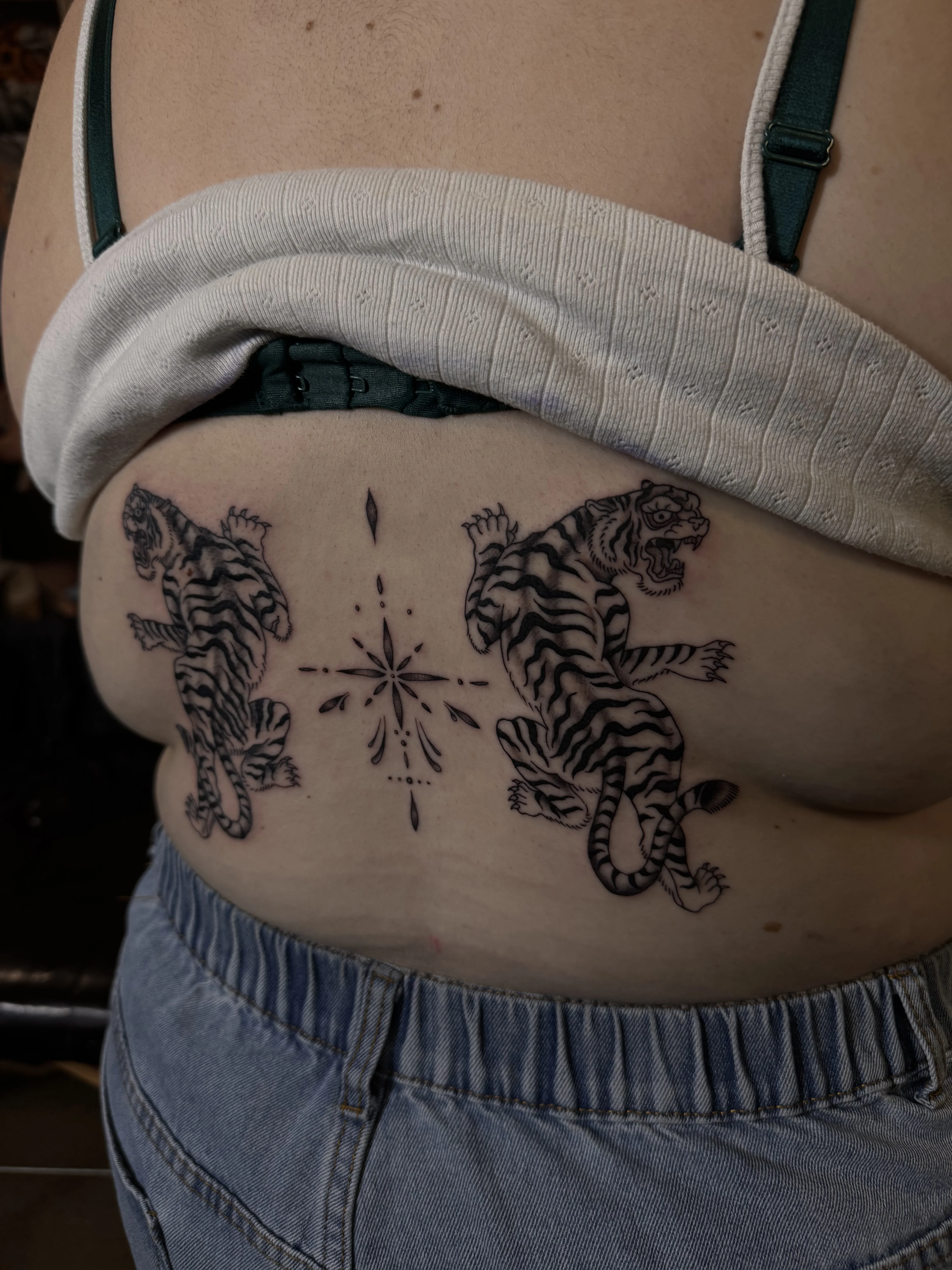 Blackwork tattoo by Kobe Virgen: tiger, compass rose, animal, navigation