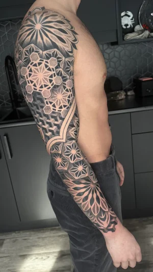 Geometric Pattern Black & Grey Sleeve