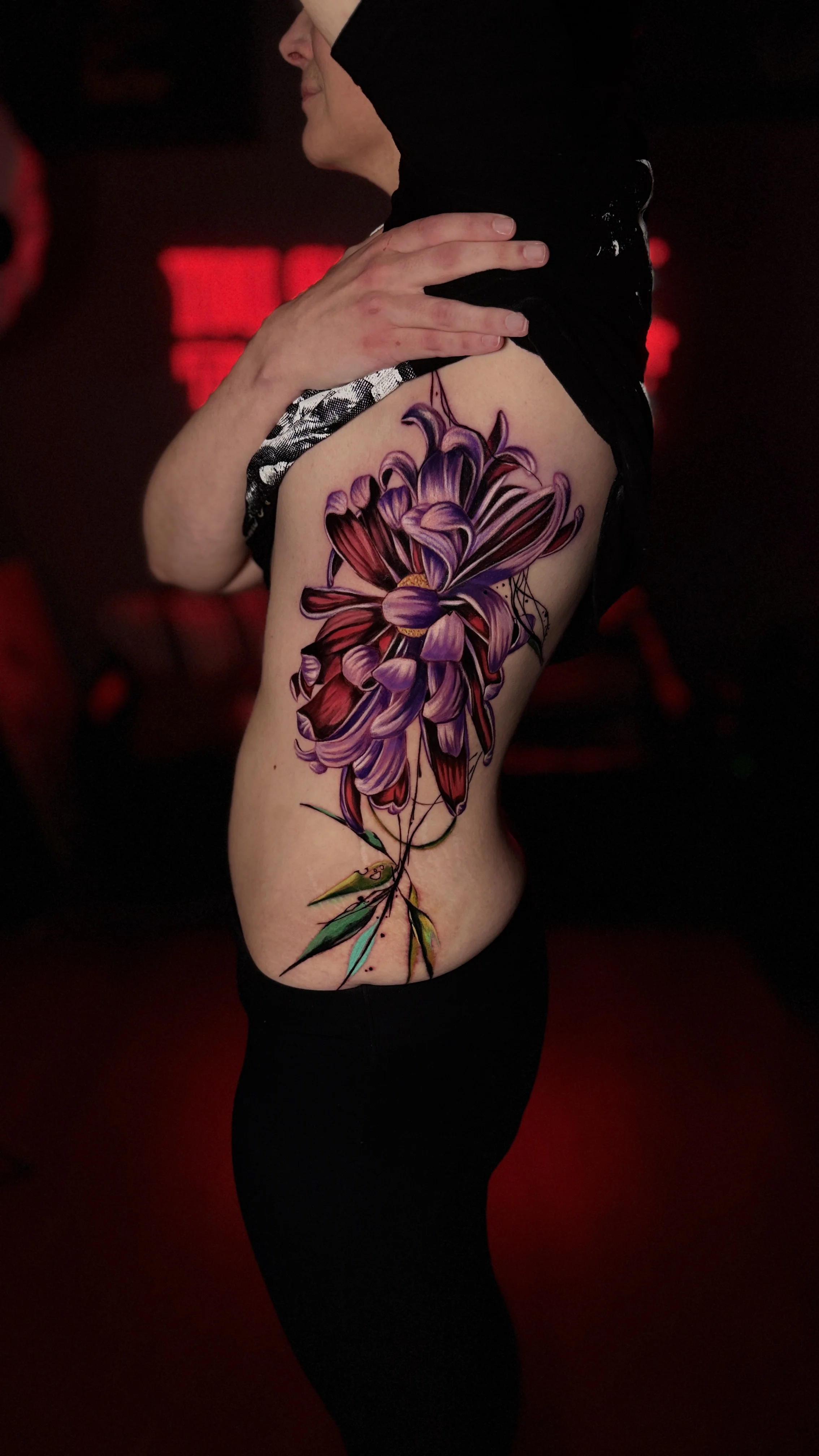 Illustrative tattoo by Pierre Bustos: flower, petals, leaves, floral