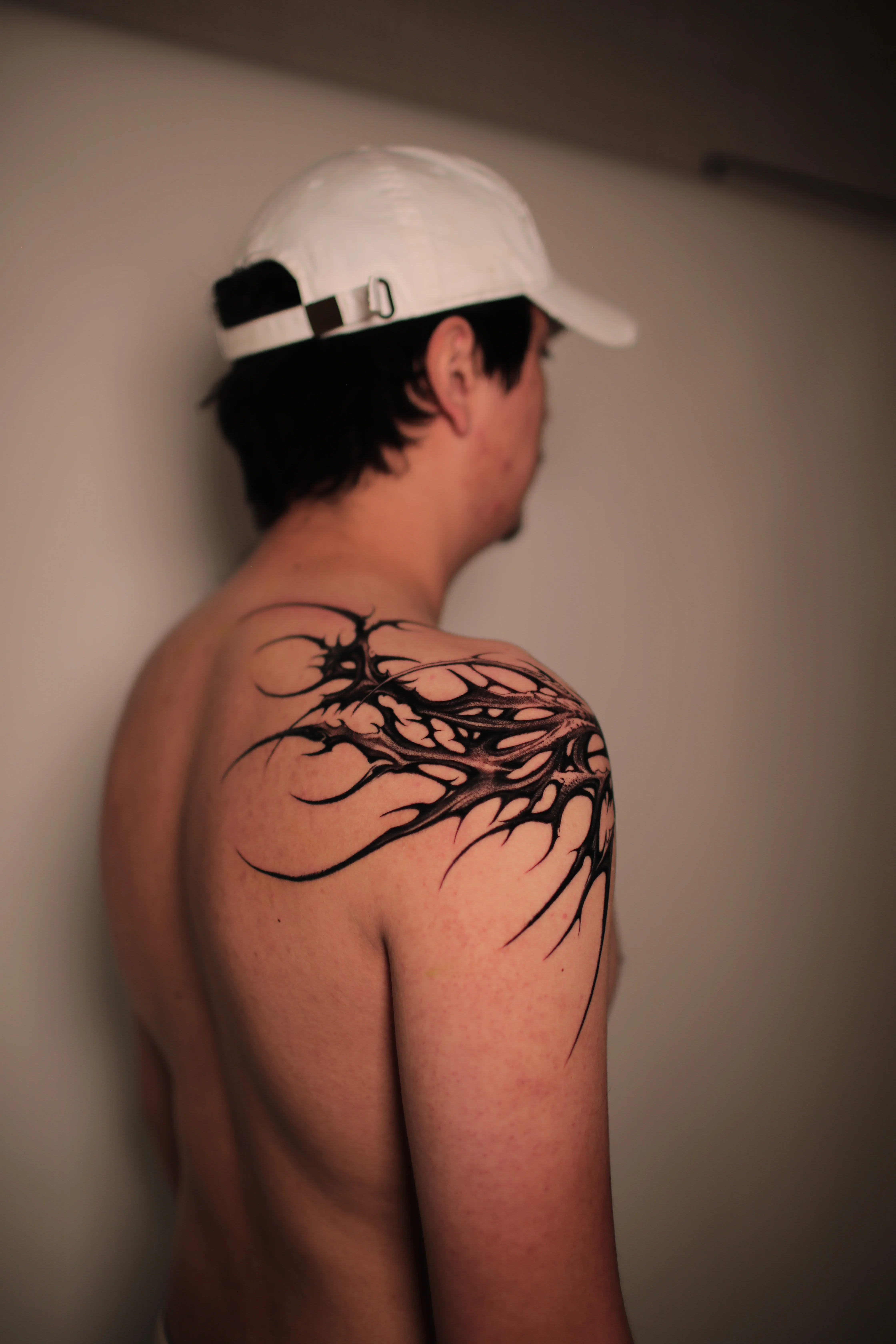 Abstract Biomechanical Shoulder Design: abstract biomechanical, dark, abstract, biomechanical, bold, black