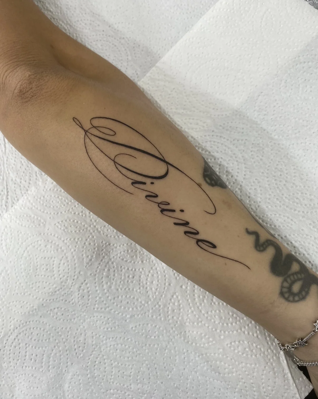 Fine Line tattoo by Aliye Gaygusuz: script, name, memorial, personal