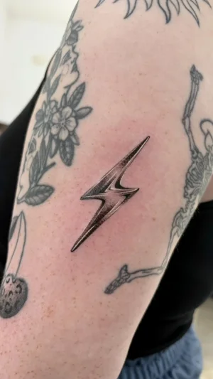 Minimal Lightning Bolt Fine Line Upper Arm