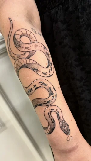 Minimal Fine Line Snake Forearm