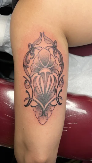Ornamental Abstract Leaf Thigh