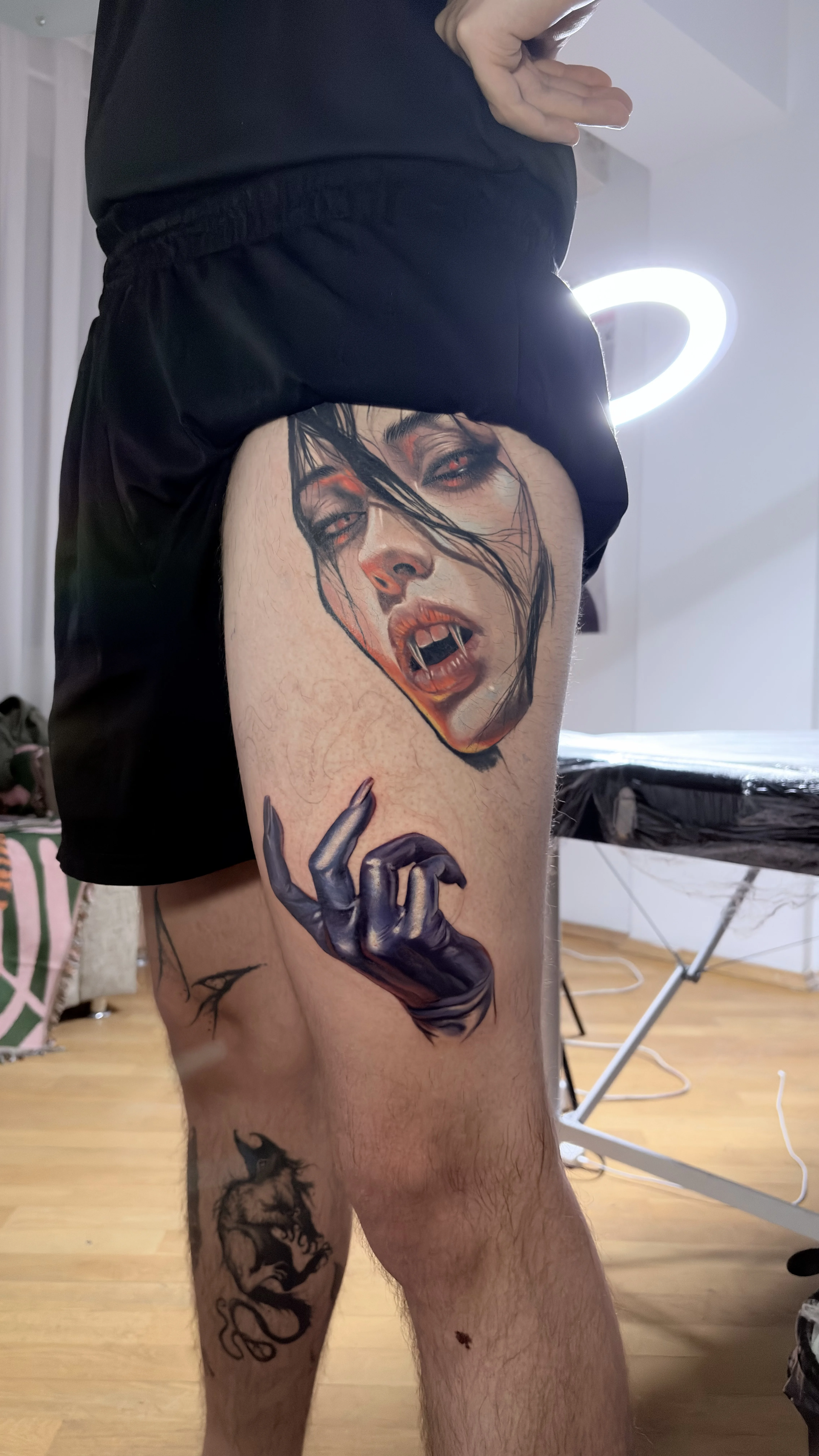 Realistic Bloody Woman Thigh: woman, blood, hand, fingernails, dark, horror