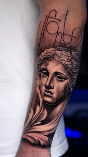 Classical Sculpture Face Quarter Sleeve